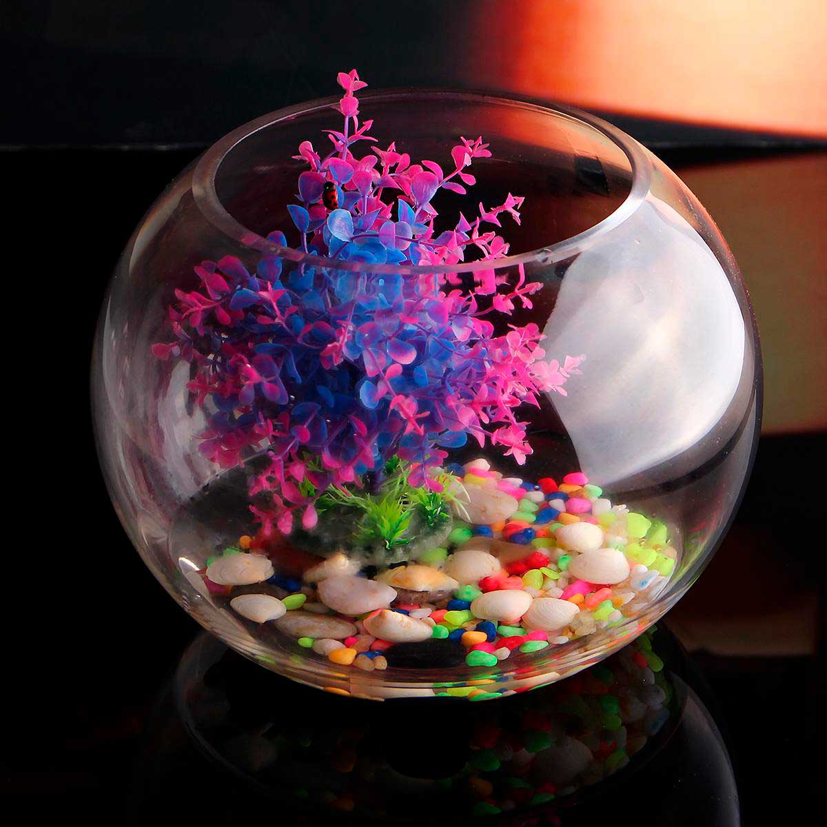 Яркий аквариум-шар с цветным грунтом